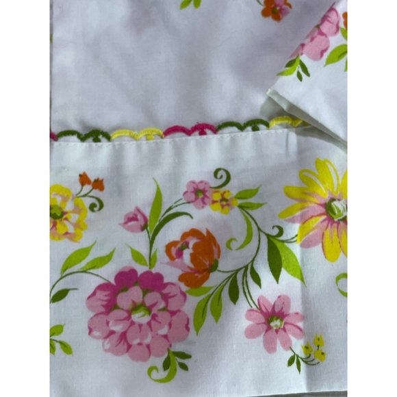 Vintage Victorian Flowered Pillowcases Made in USA 50% Cotton 50% Polyester - Picture 2 of 4